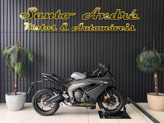 TRIUMPH DAYTONA 660 